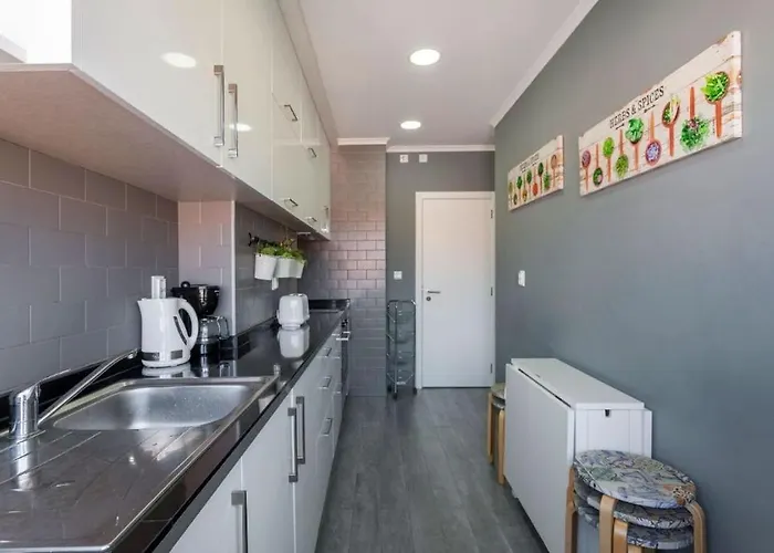 2-bedroom Flat In Moscavide Near Fil And Arena Daire *