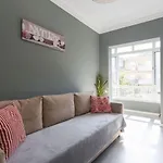 2-bedroom Flat In Moscavide Near Fil And Arena Lägenhet